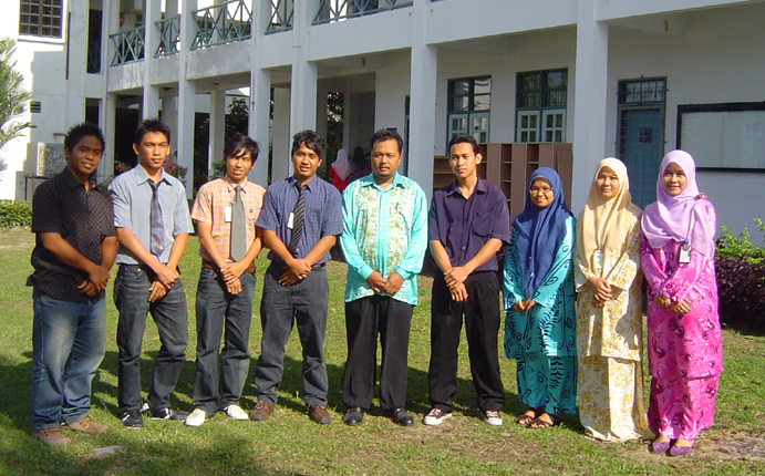 Dari kiri: MEGAT ZUBAIDI BUANG, MOHD HANAFI JEMAN, KAMARLZAMAN ABD. RAZAK, HADY FAIRUZ B. SALSIDU, MAZUKI IZANI ISMAIL, SAZALI SHARUDDIN, DG. MAHANI MOHD IXSAN, NUR SUHANA BT. ABD. GHANI, HASLIZA AMRI